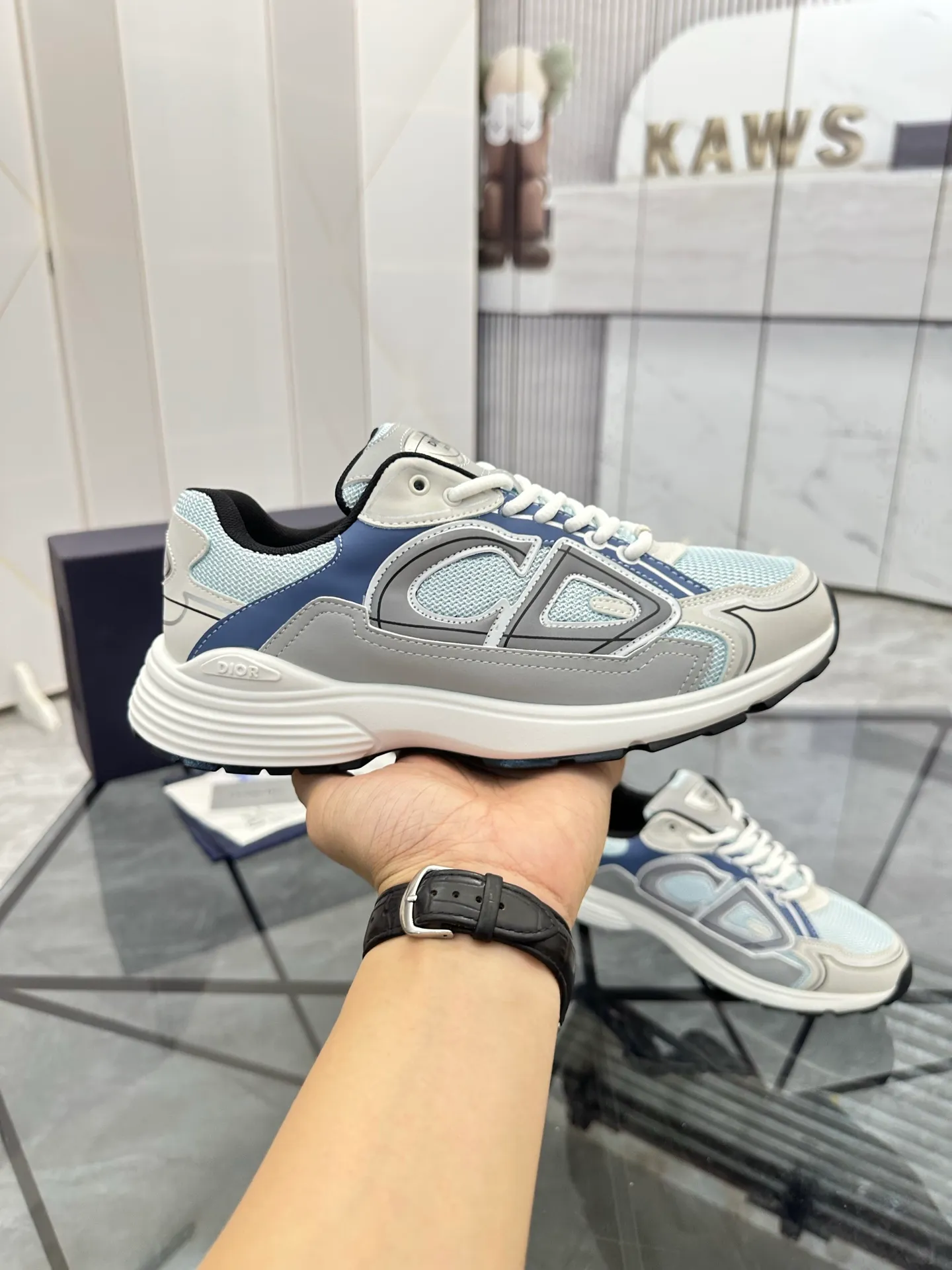 Men's shoes: 💰P400¥ Available in Guangzhou Product trademark: Dior* "Dior*" low-top casual shoes Regular size: 35-46 (can be customized to 47) Couple style Product materials: Upper imported cowhide stitched with original fabric, breathable lining, ultra-light foam original outsole. No.: 007